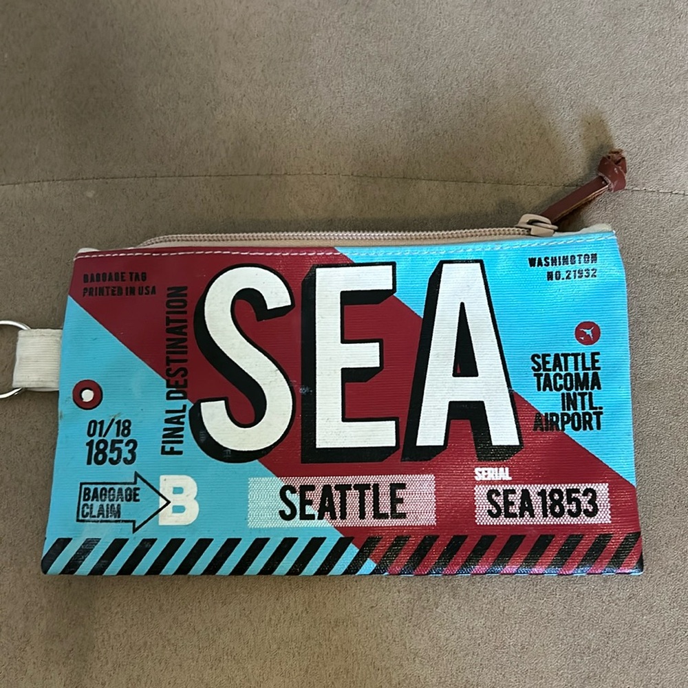 Super cute 7x4 Seattle themed zipper pouch